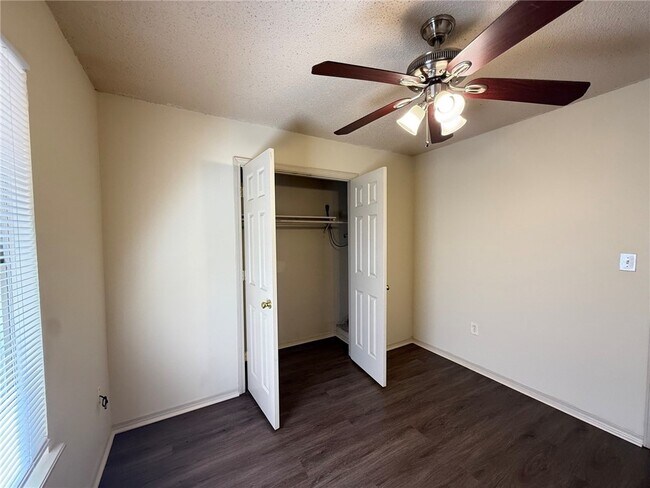 Foto del edificio - 2310 N Raven Ln