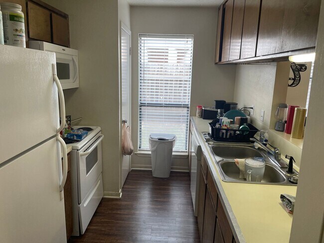 Building Photo - AVAILABLE FOR AUGUST MOVE IN!!!  Spacious 2 bedroom 2 Bathroom with a Yard!