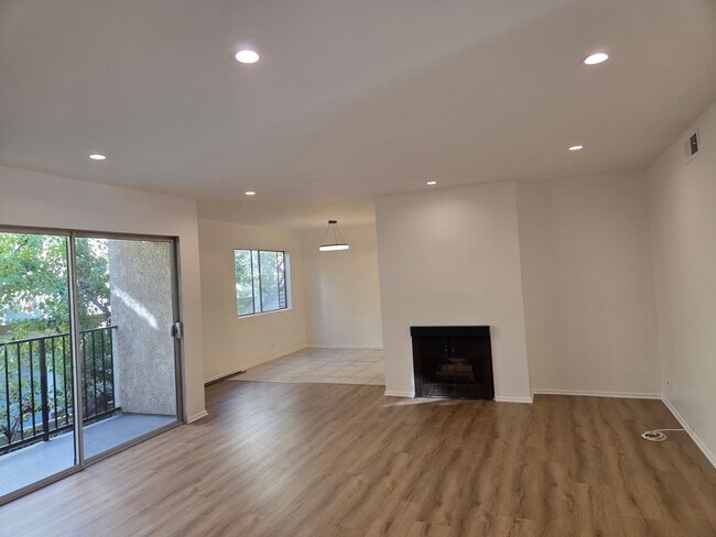 Building Photo - 621 Strand St