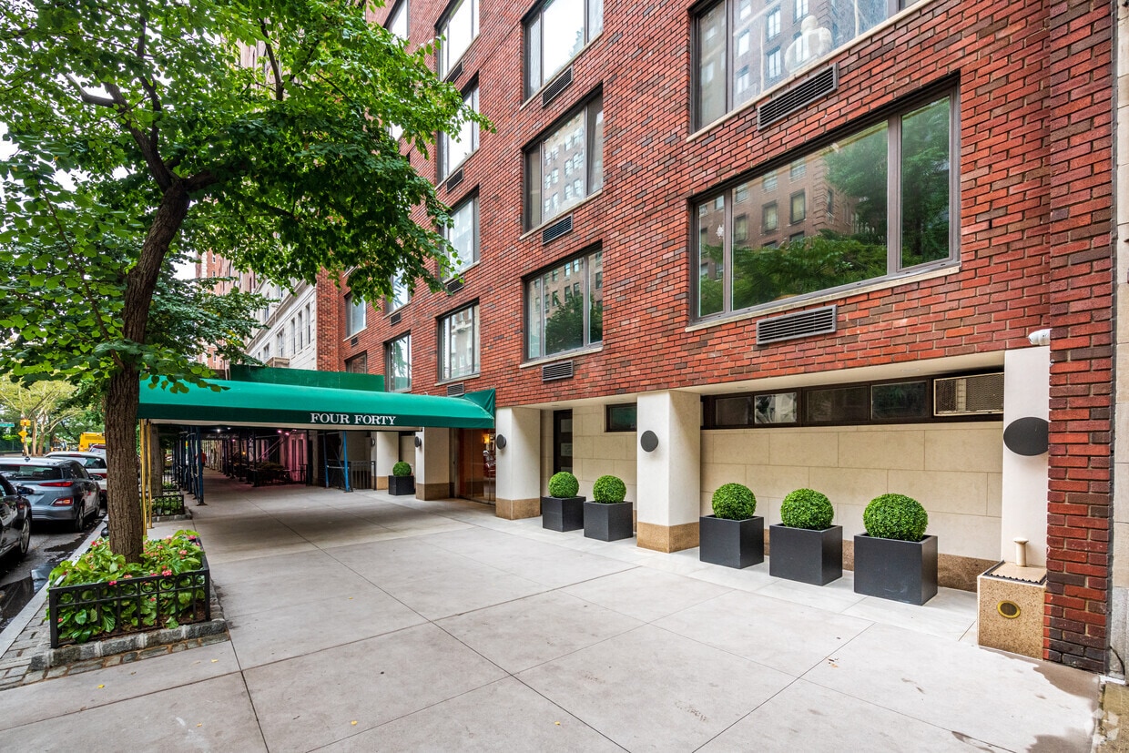 Entrance - 440 E 57th St