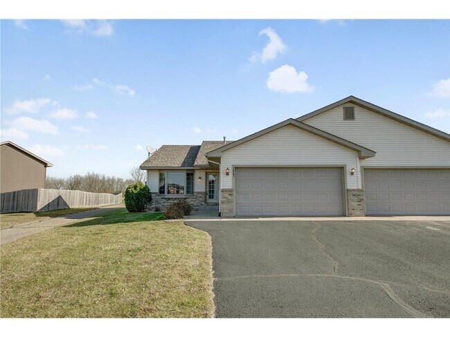 Building Photo - 1027 Tamarack Pl