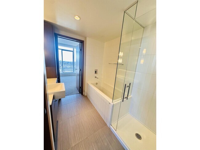 Photo du bâtiment - 13495 Central Ave