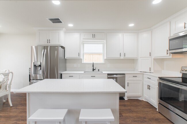 Foto del edificio - 4913 Deerwood Cir
