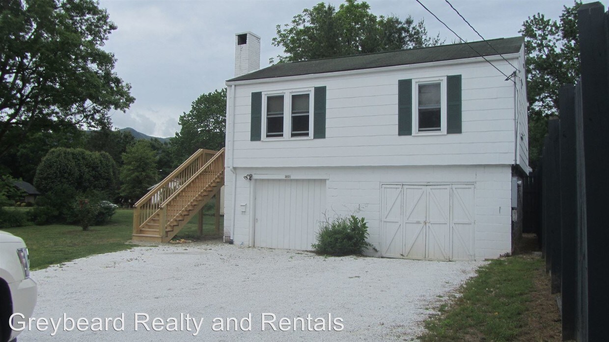Primary Photo - 305 1/2 N Dougherty St