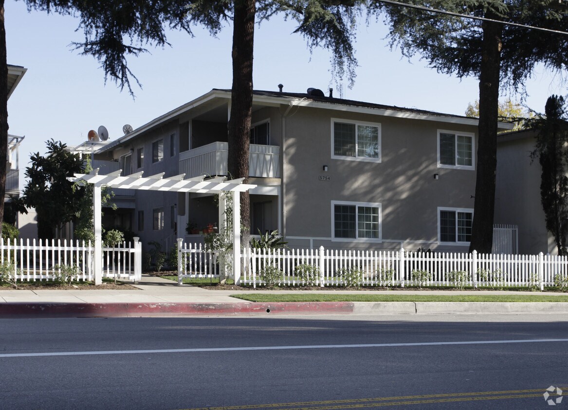 Foto principal - 5754 Hazeltine Ave