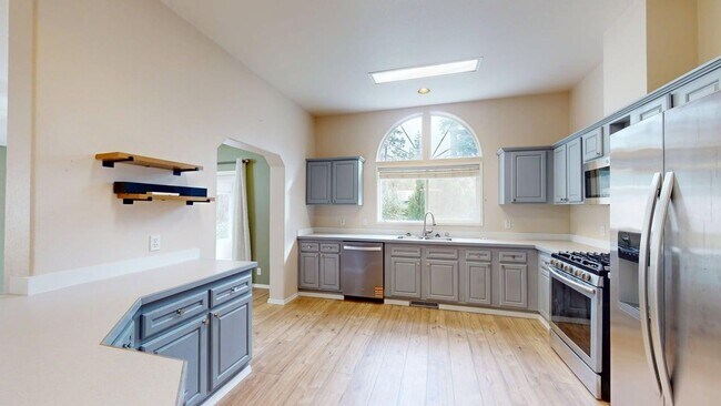 Foto del edificio - Wake up just steps from Penn Cove with space to spread out, store your boat, and fully enjoy Whid...