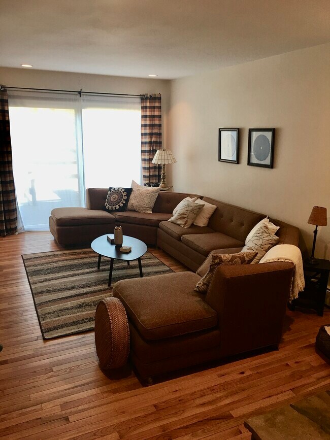 Sala de estar con ambiente MCM - 11 Overlook Ln N