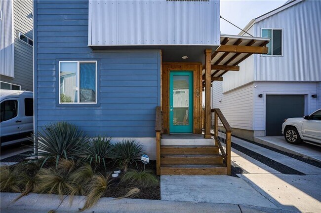 Building Photo - 801 N Bluff Dr