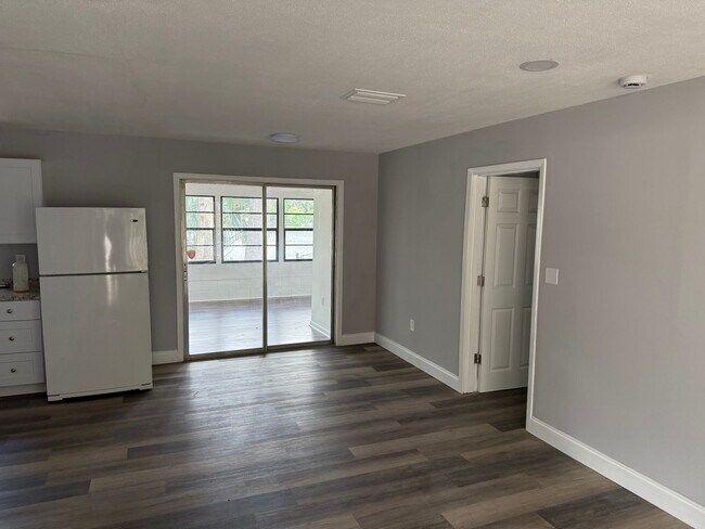Foto del edificio - Water View - Remodeled 4 bedroom and 2 bath -  Sunroom