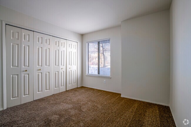 2 habitaciones, 1 baño - 968 pies cuadrados - Dormitorio 1 - Sparrow Wood Apartments