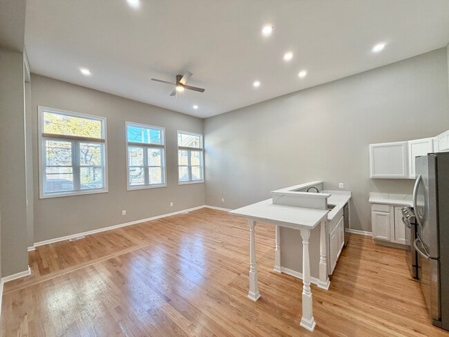 Building Photo - 1013 W 19th St