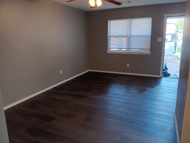 Foto del edificio - 1601 N Hills Blvd