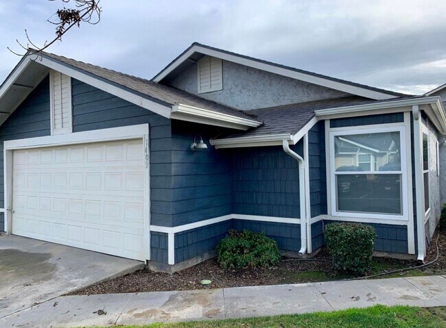 Building Photo - For Rent. Beautiful 3Bedroom, 2 Bathroom Home in Northeast Visalia