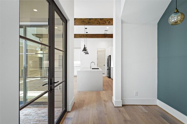 Building Photo - 2800 Greenbriar Dr
