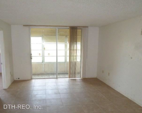 Foto del edificio - 8051 Sunrise Lakes Dr N