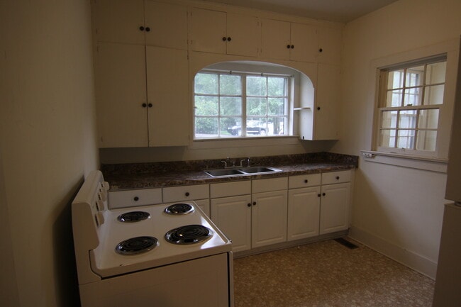 Building Photo - 2 Bedroom Home For Rent 1 Block From APSU!