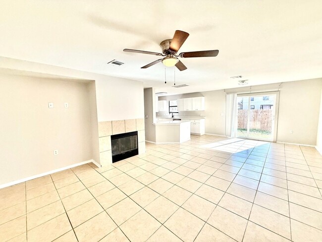 Foto del edificio - Beautiful Two-Story Home for Lease in South Austin