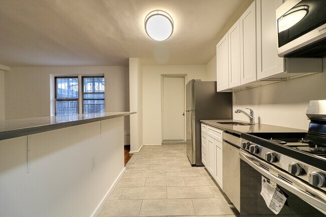 Building Photo - 2630 Kingsbridge Ter