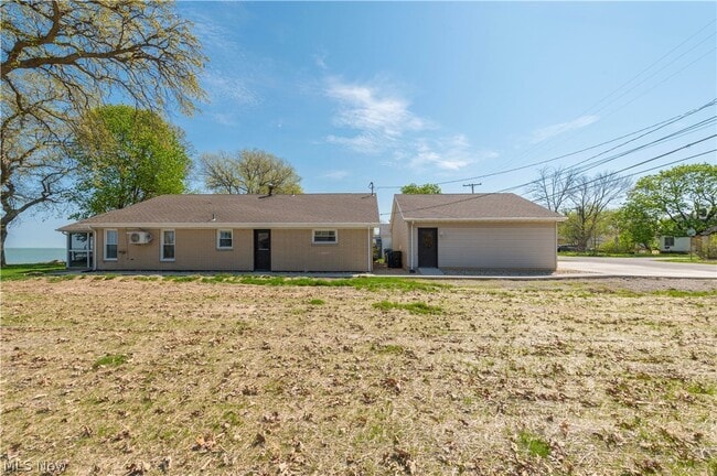 Building Photo - 3842 Edgewater Dr