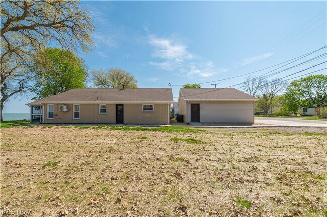 Building Photo - 3844 Edgewater Dr