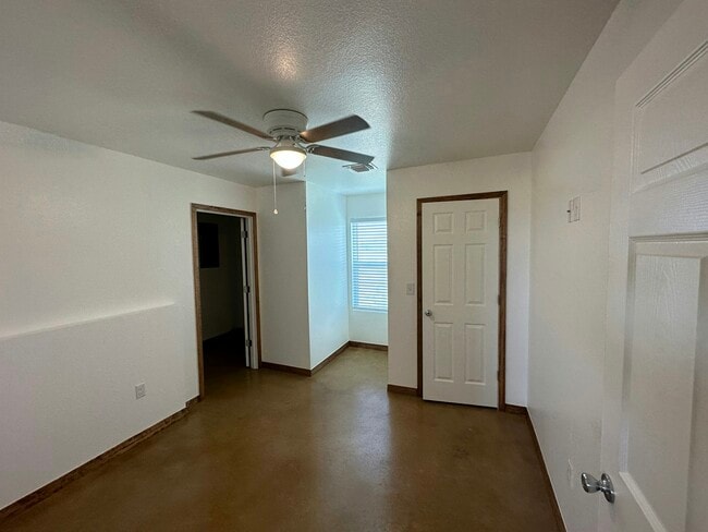 Building Photo - 10820 Chapman Dr