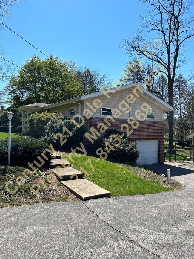 Building Photo - 3 BR Rancher in Red Lion School District