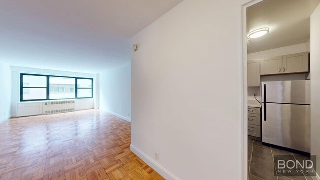 Building Photo - 340 E 74th St