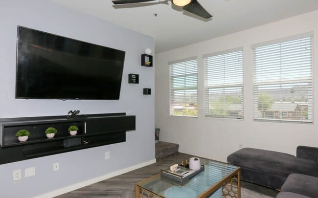 Building Photo - 2321 E Huntington Dr