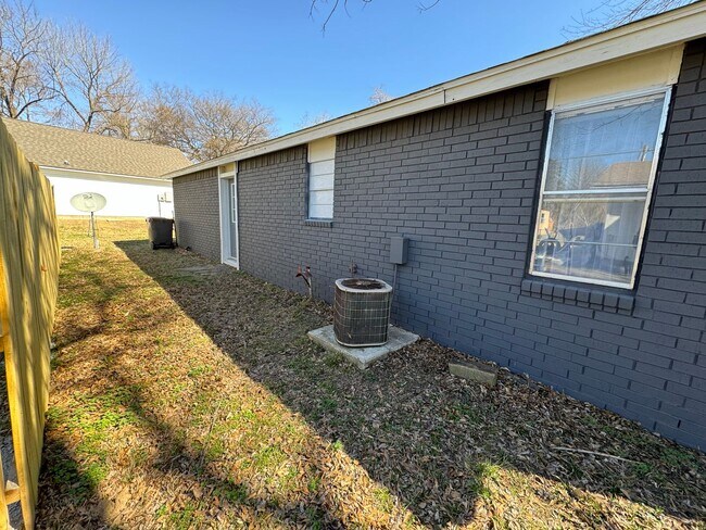 Building Photo - FOR RENT 3BR 2 BA