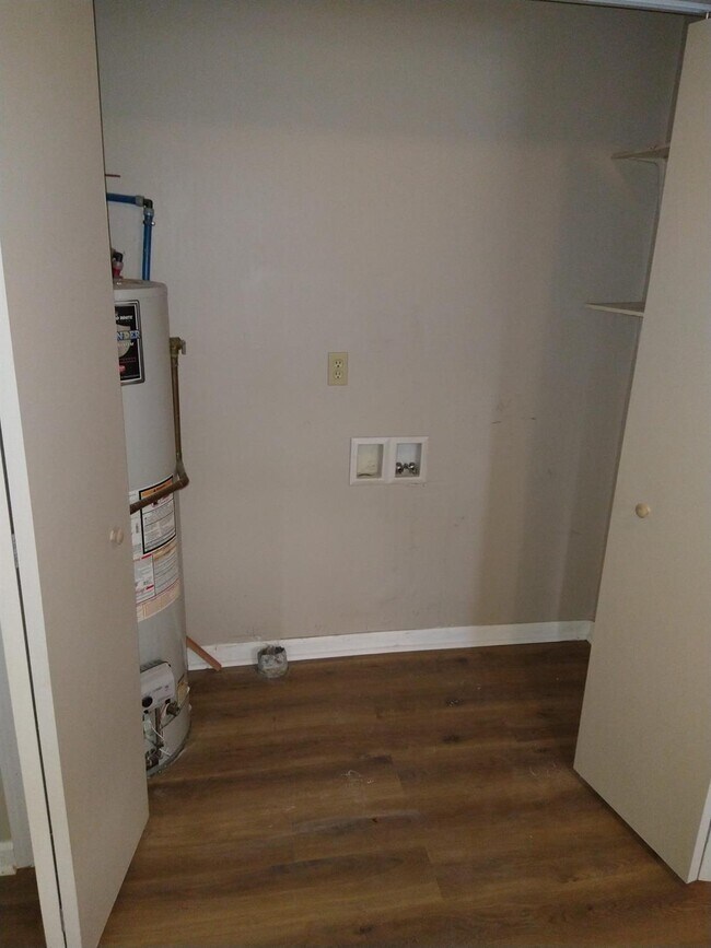 Building Photo - 172 Delmont Dr