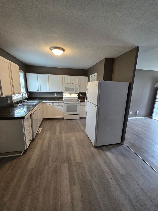 Building Photo - Move in ready house