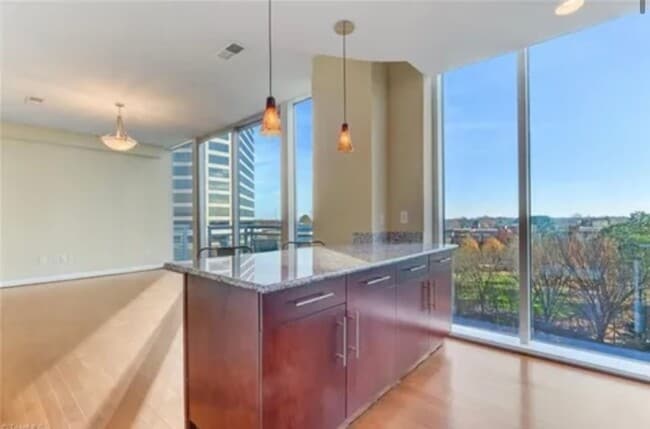 Foto del edificio - 201 N Elm St