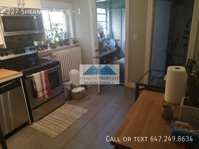 Building Photo - Spacious 1 Bedroom Main Floor