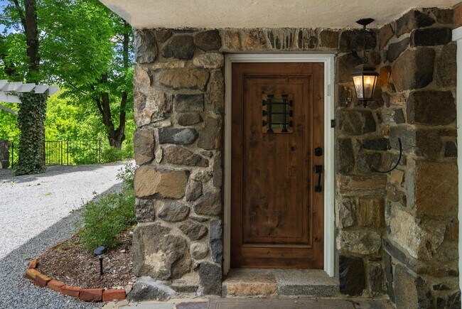 Foto del edificio - 94 Colabaugh Pond Rd
