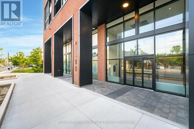 Photo du bâtiment - 2300 St Clair Ave W