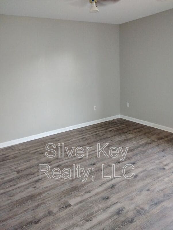 Foto del edificio - 823 Englewood Rd