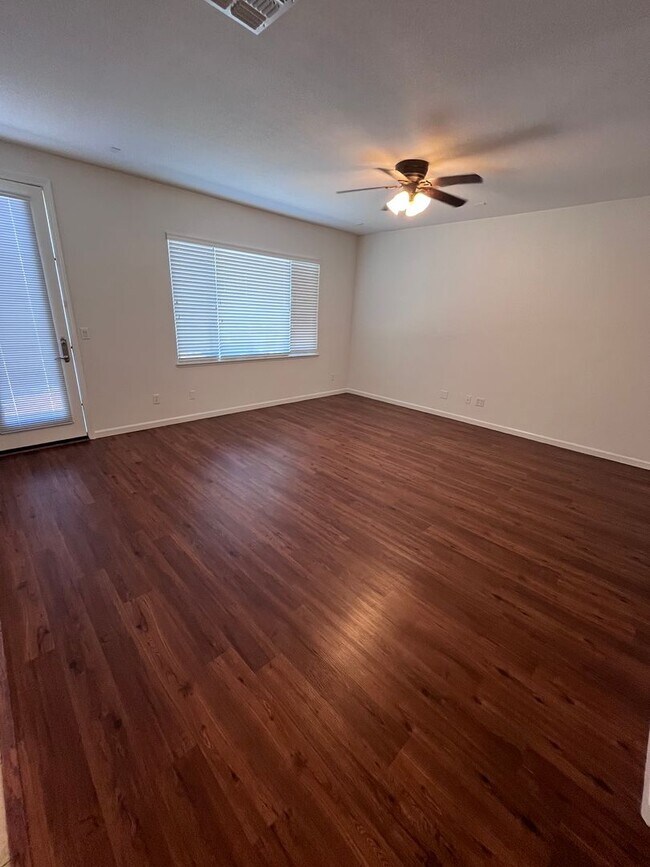 Foto del edificio - BEAUTIFUL UPDATED HOME IN WEST ROSEVILLE!!