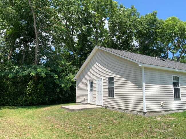 Foto del edificio - 3 BD, 2 BA House: Freshly Painted + New Flooring + Available Now!