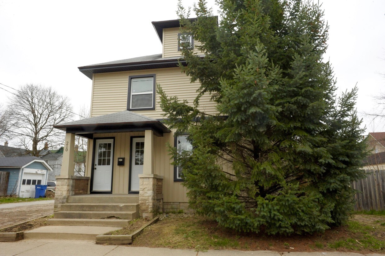 210 Marion Ave NW, Grand Rapids, MI 49504 House for Rent in Grand Rapids, MI