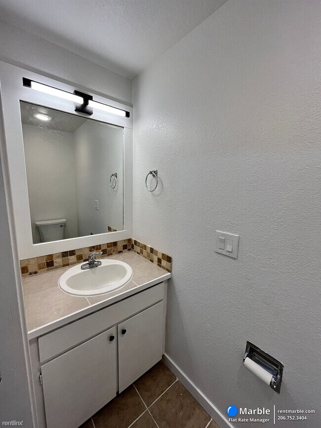 Foto del edificio - 2 br, 1.5 bath Townhome - 2524 NE 195th St...