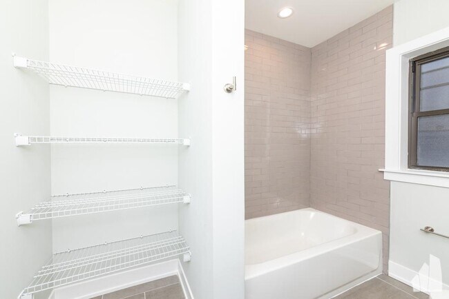 Foto del edificio - 2 bedroom in Chicago IL 60202