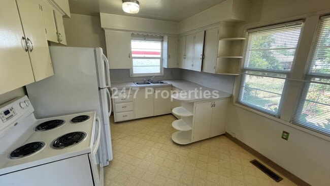 Building Photo - Cozy 2 BD | 1 BA Apartment w/ Full Basemen...