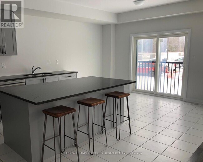 Photo du bâtiment - 1466 Stovell Cres