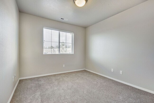 Building Photo - 1288 E Everest St