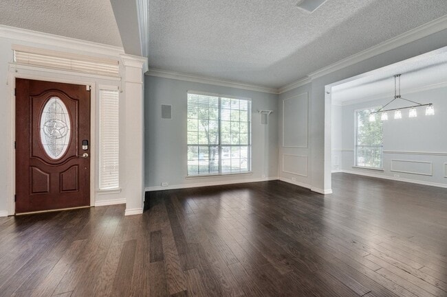 Building Photo - 2704 Crestwood Ln