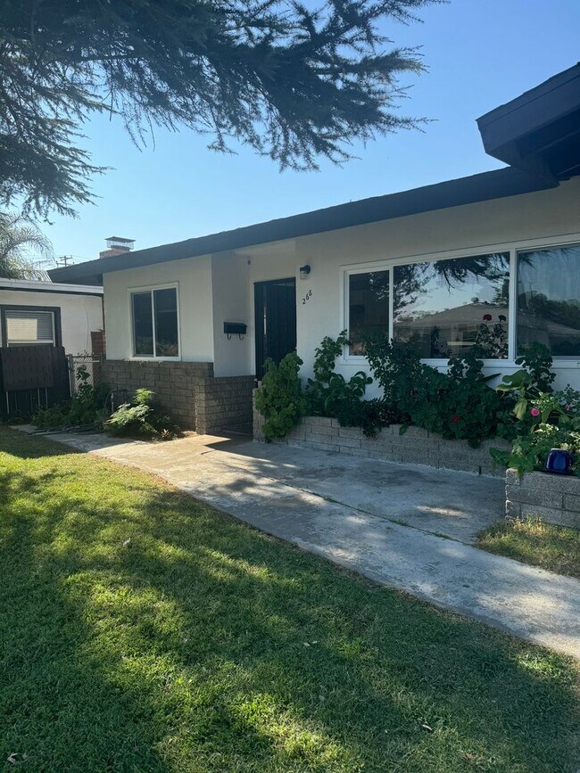 Building Photo - Available NOW! Quick Move In.