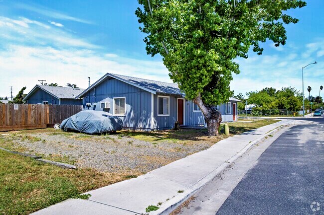 Building ground photo - Suzie St Apartments