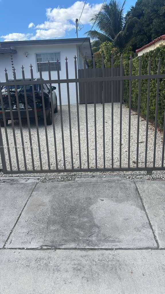 Building Photo - 820 NW 19th Ct