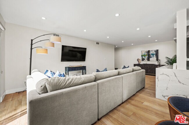 Foto del edificio - 1045 Kings Rd