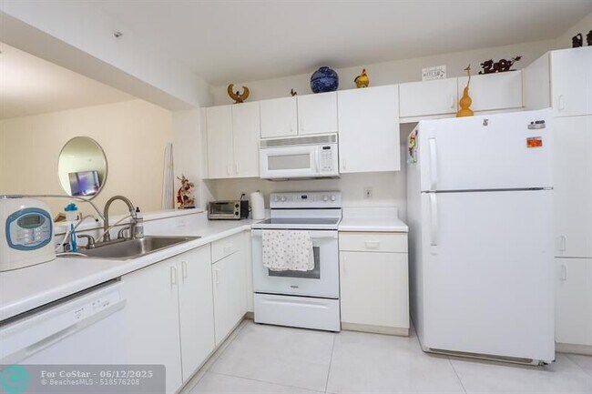 Building Photo - 9560 Weldon Cir